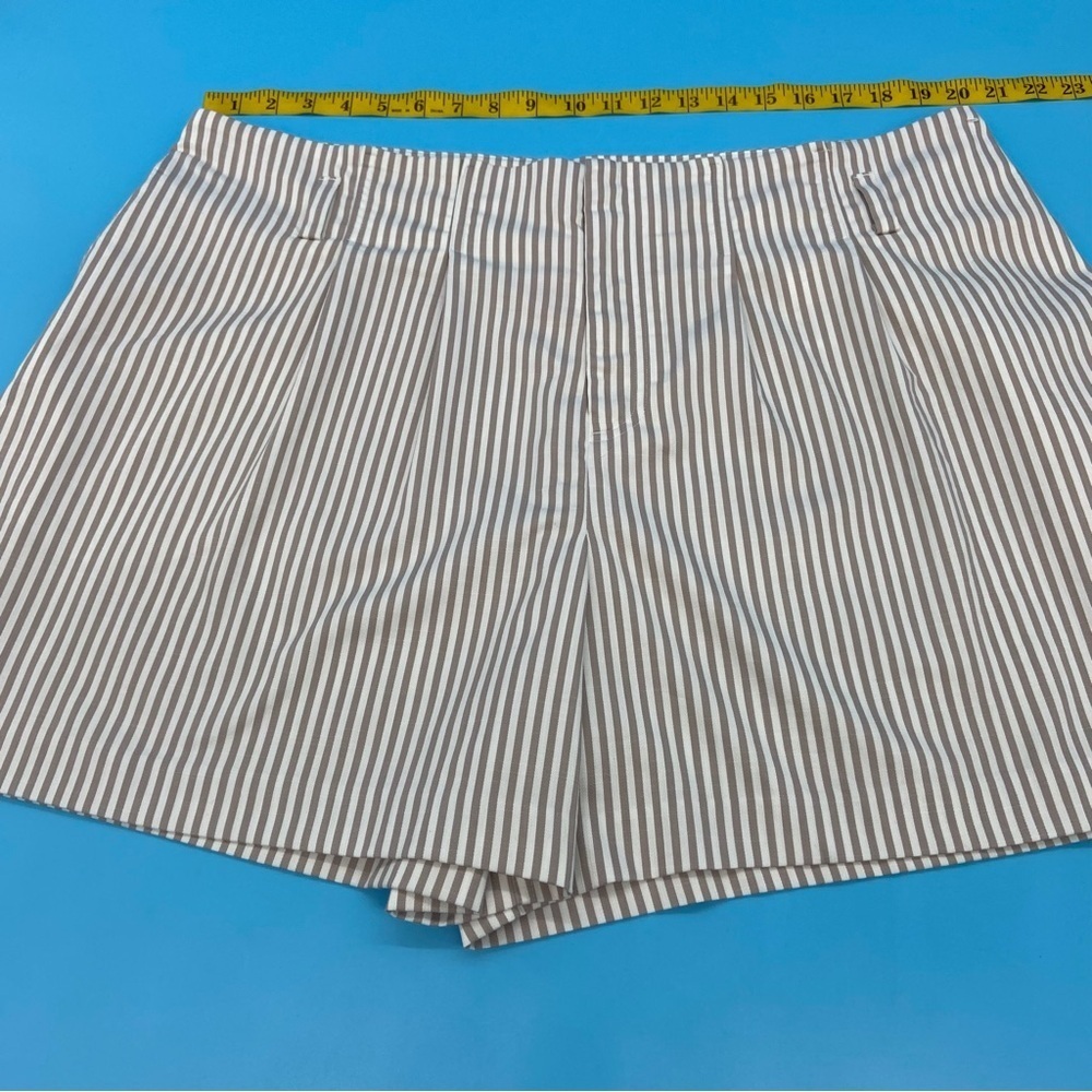 EVRI Women’s Striped Shorts Tan and White Size 18W - Picture 7 of 7